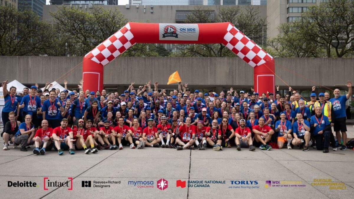 Quebec 800 group photo by inflatable On Side finish line